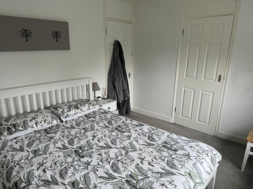 Lot: 55 - THREE-BEDROOM END-TERRACE HOUSE - Alternative angle of main bedroom